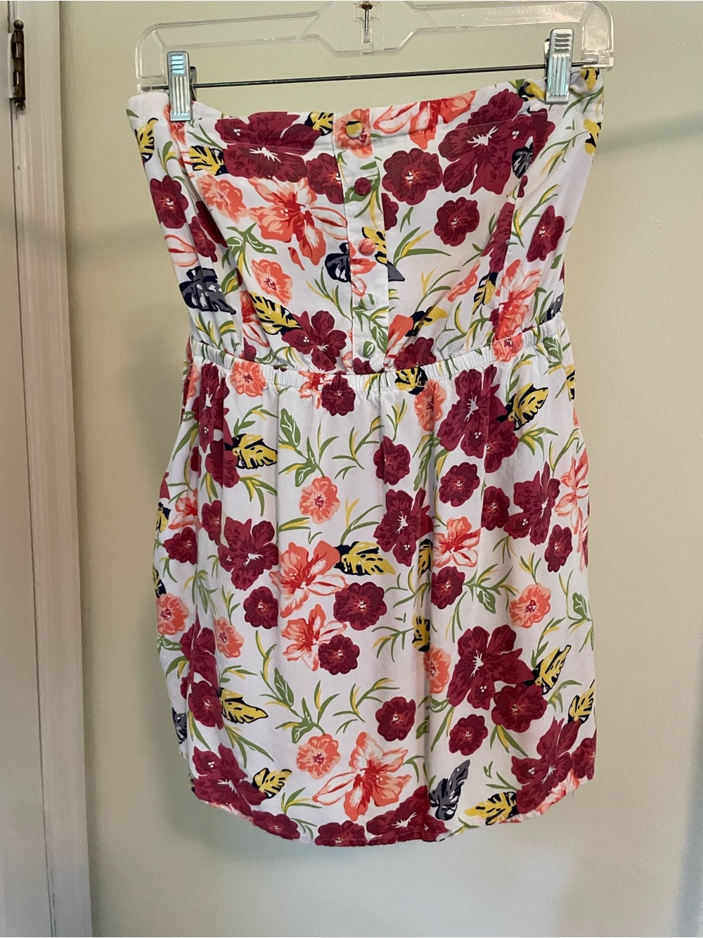 Torrid Strapless White Floral Smocked Top with Pinkish Red & Orange Blooms. 3X.